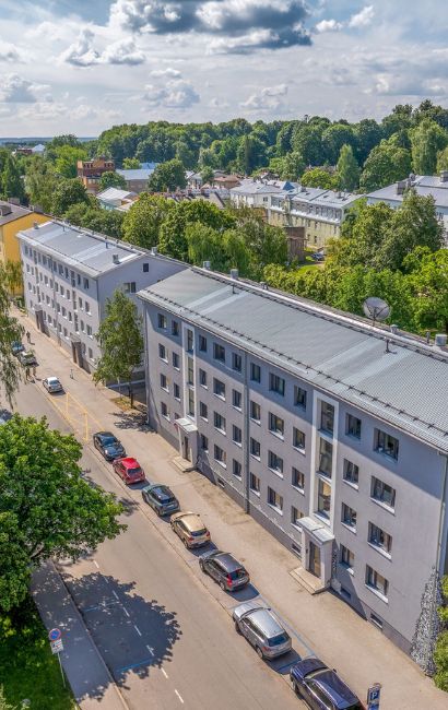 Vaade kõrgemalt korterelamule Tartus